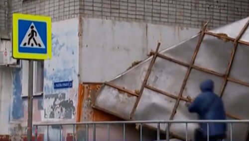 Сорванные крыши и поваленные заборы: В Сеть попали фото последствий урагана в Тюмени