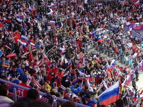 В Москве задержана девушка, бесплатно рисовавшая флаги на лицах