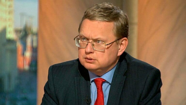 Михаил Делягин поведал, как Росстат облапошивает доверчивых россиян в плане средней зарплаты