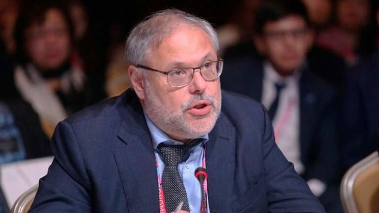 Михаил Хазин полагает, что большинство россиян (до 90%), желают перехода к модели Сталина