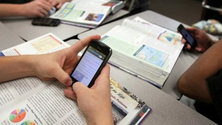 Школам даны рекомендации об ограничении использования телефонов на уроках