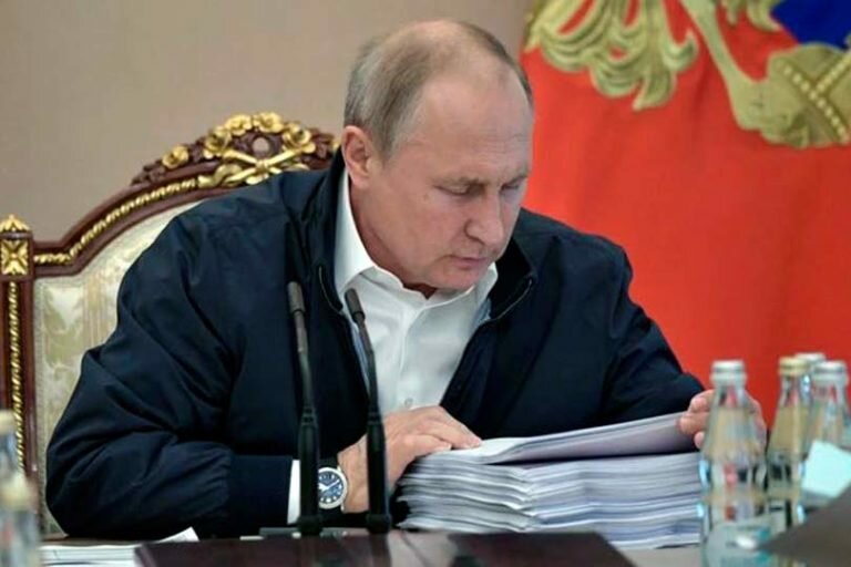 Путин не пользуется интернетом, телефоном и прочими премудростями бытия, хорошо хоть у него есть дети