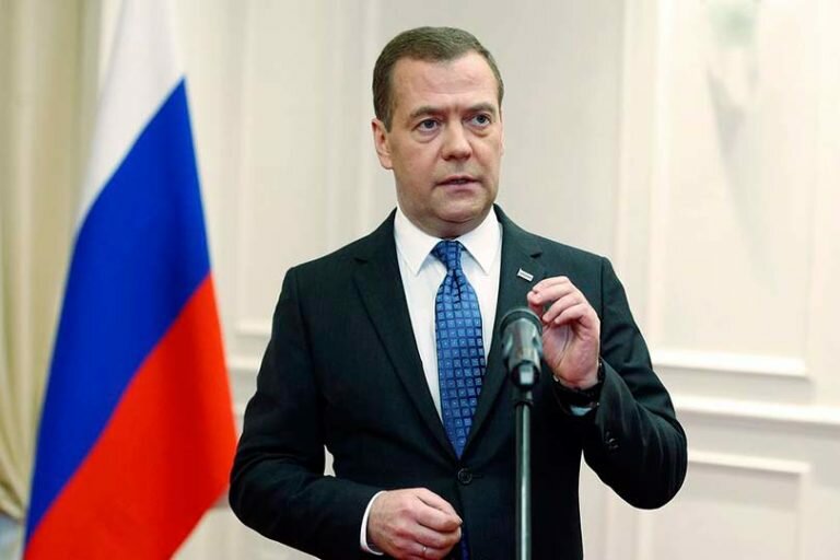 В преддверии близкой отставки Медведев начинает выдвигать странные инициативы о переходе на 4-х дневную неделю