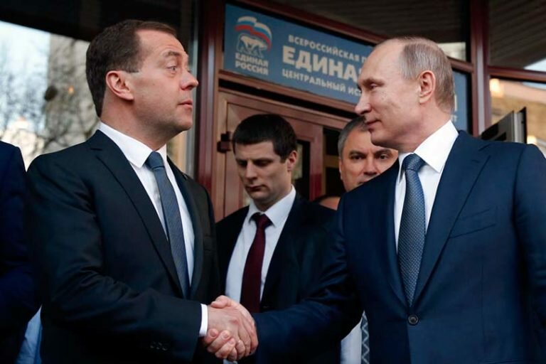Медведеву не грозит отставка потому, что его назначили не за профессионализм, а за антропометрические данные