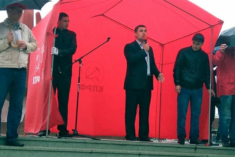 Сухопутные войска защищают нас от внешнего врага (290 тыс человек), «Росгвардия» от внутреннего (350 тыс)