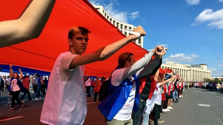Собрав на праздник Российского флага более 100 тыс человек, власть продемонстрировала административный ресурс
