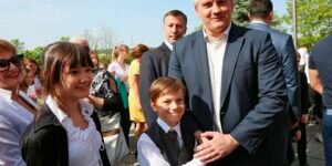 Крым показывает пример всем российским регионам, там власти выплатят деньги детям от 16 до 18 лет