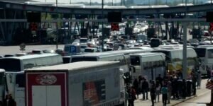 Огромные автомобильные пробки образовались на границе с Хорватией, несмотря на рекордное количество новых инфекций