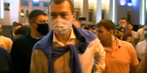 Под покровом ночи Дегтярев вышел к хабаровчанам, правда все они напоминали сотрудников отдела «Э» и были похожи