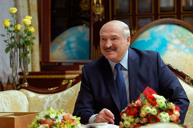 Лукашенко с красно-белыми цветами