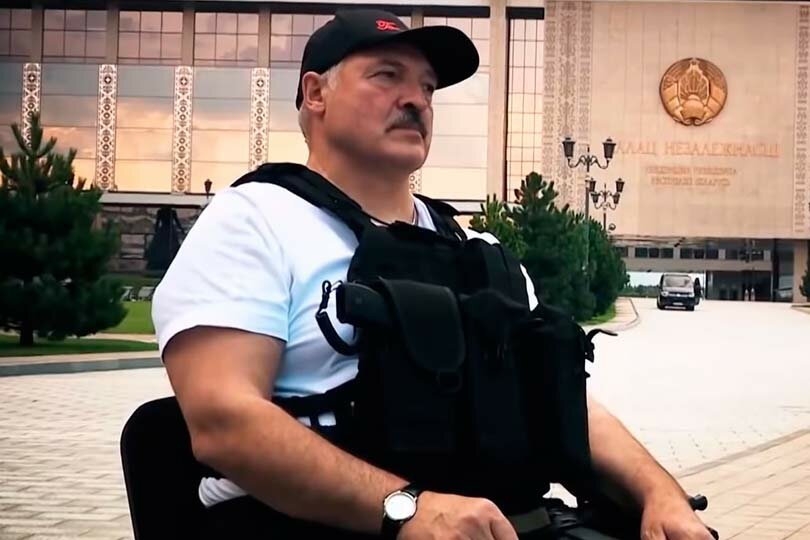 Лукашенко около дворца