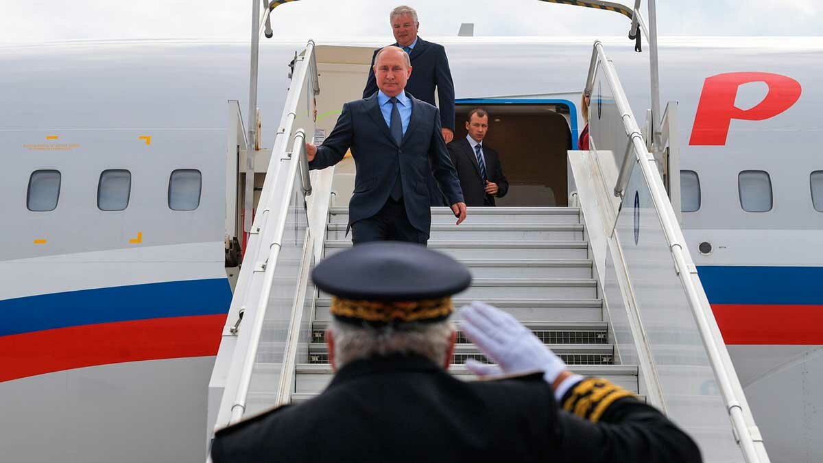 Путин выходит из самолета