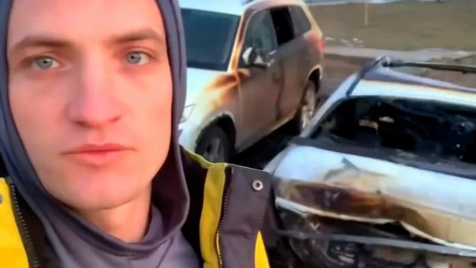 Егоров и его сгоревший автомобиль
