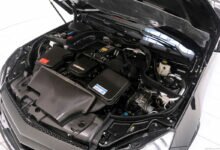 Открытый капот авто