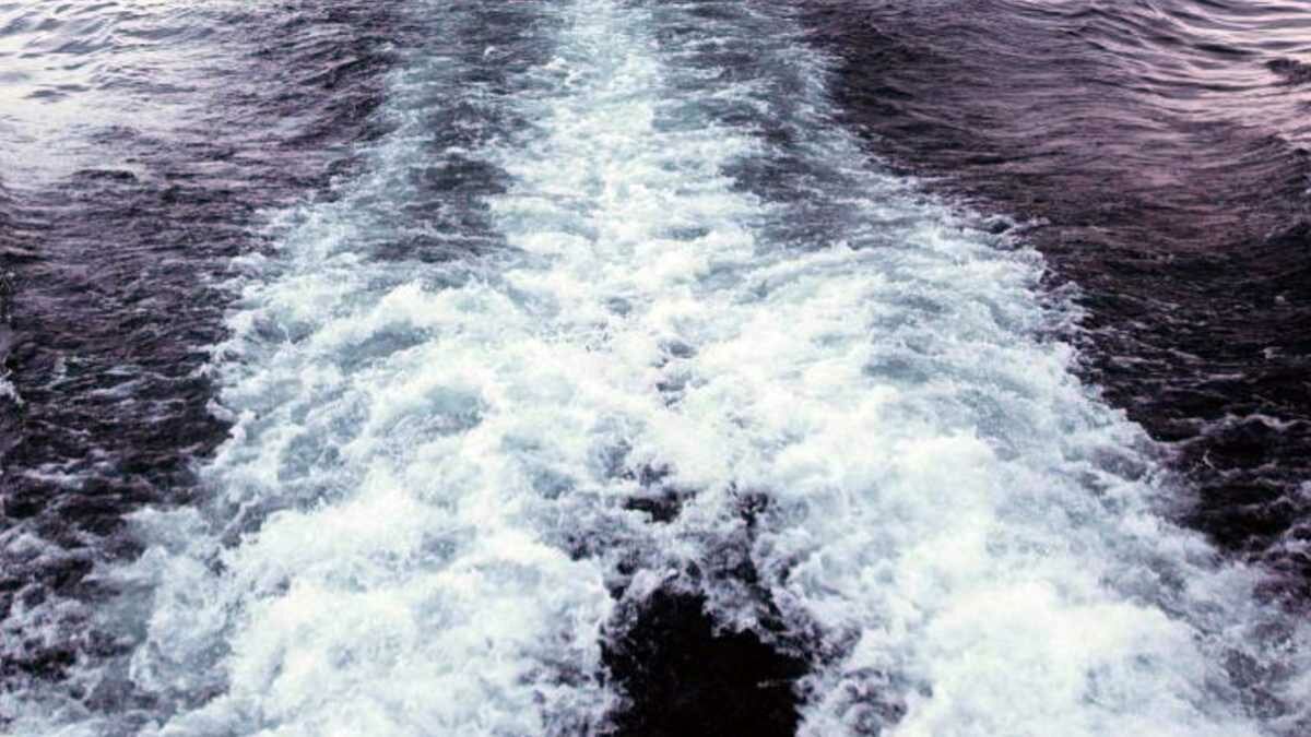 Волны от катера на море