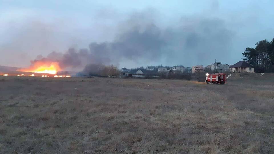 Пожар вблизи жилых домов