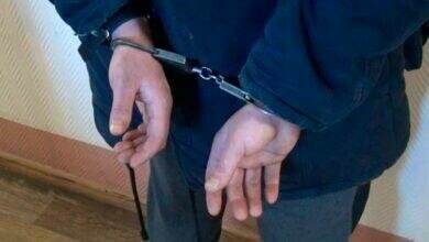 Подозреваемый человек в наручниках