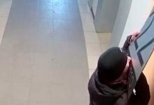 Мужчина грызет табличку