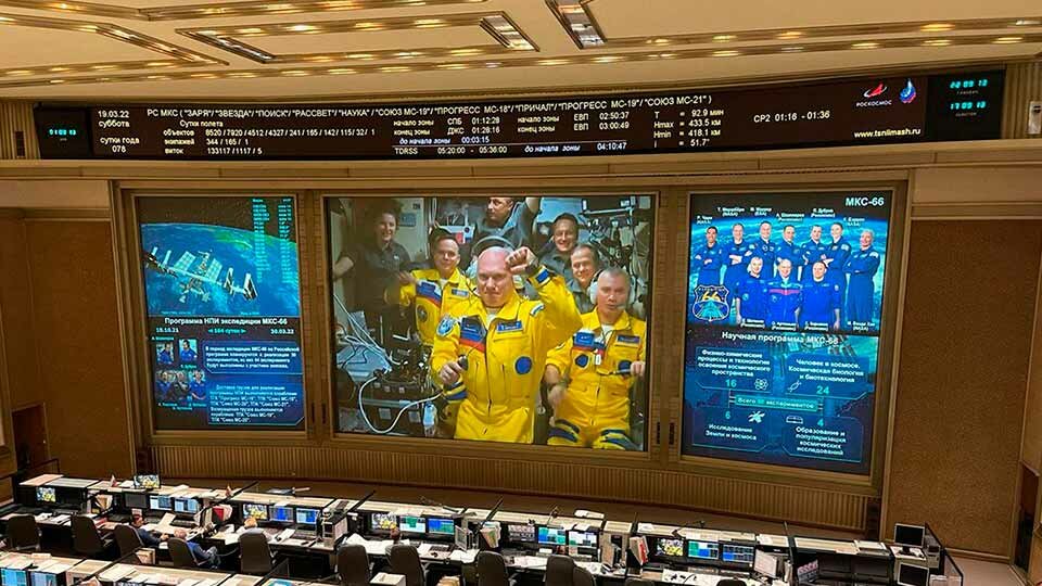 Российские космонавты на МКС в желтых костюмах