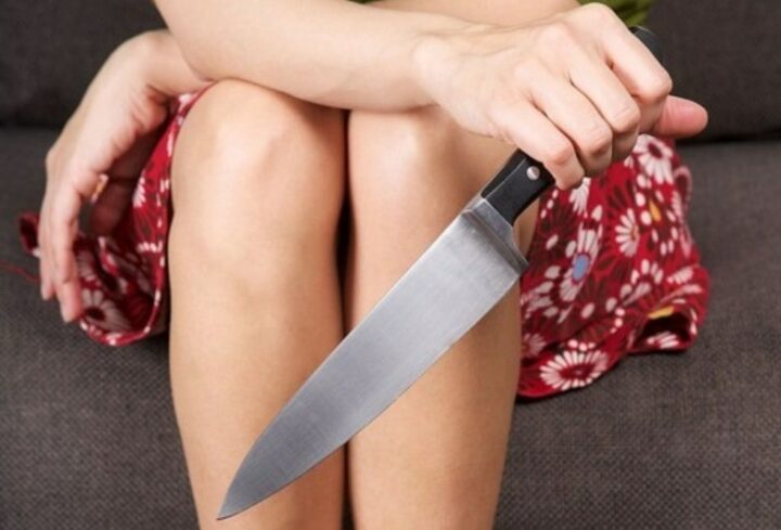 Женщина с ножом