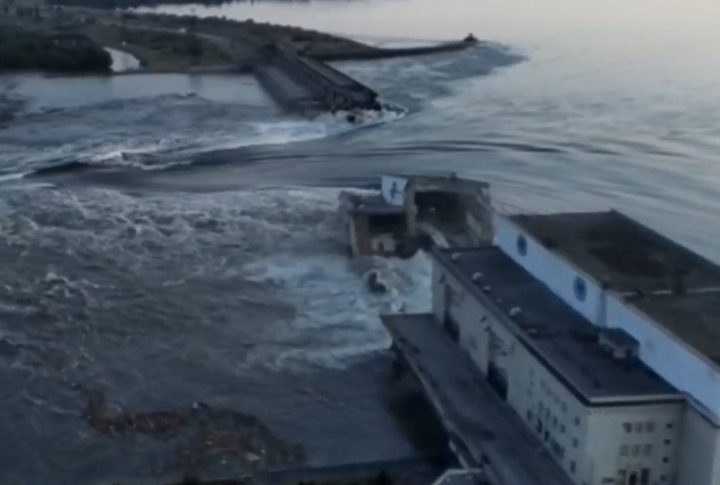 Разрушения на Каховской ГЭС