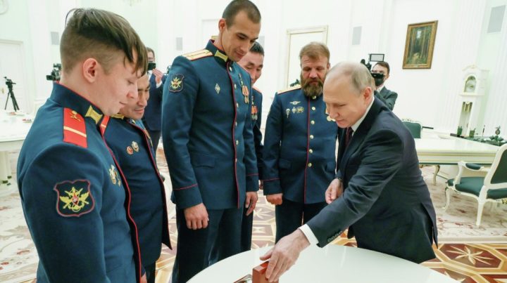 Экипаж танка Алеша и Путин